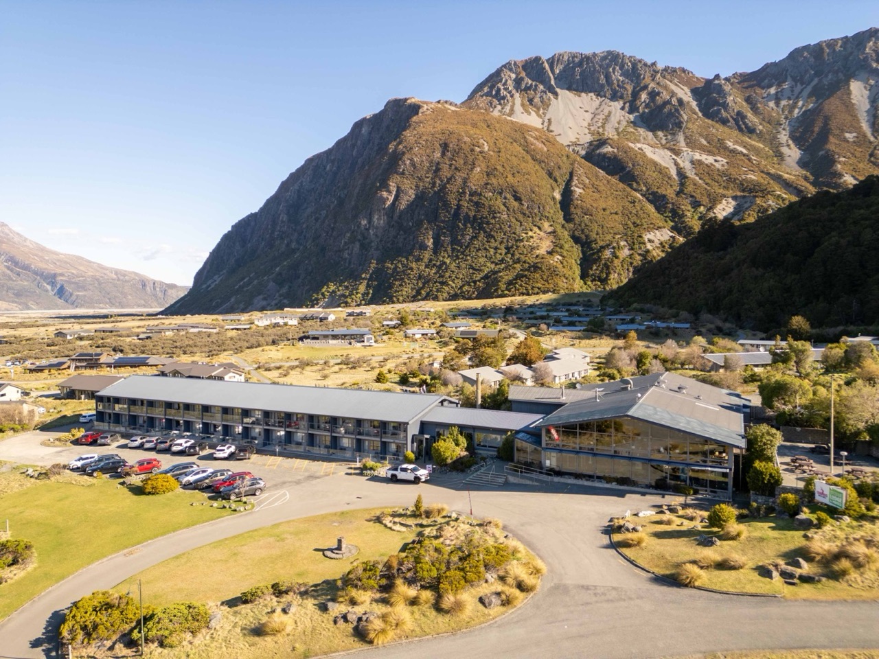 Aoraki Mt Cook Lodge / The Hermitage under the night sky