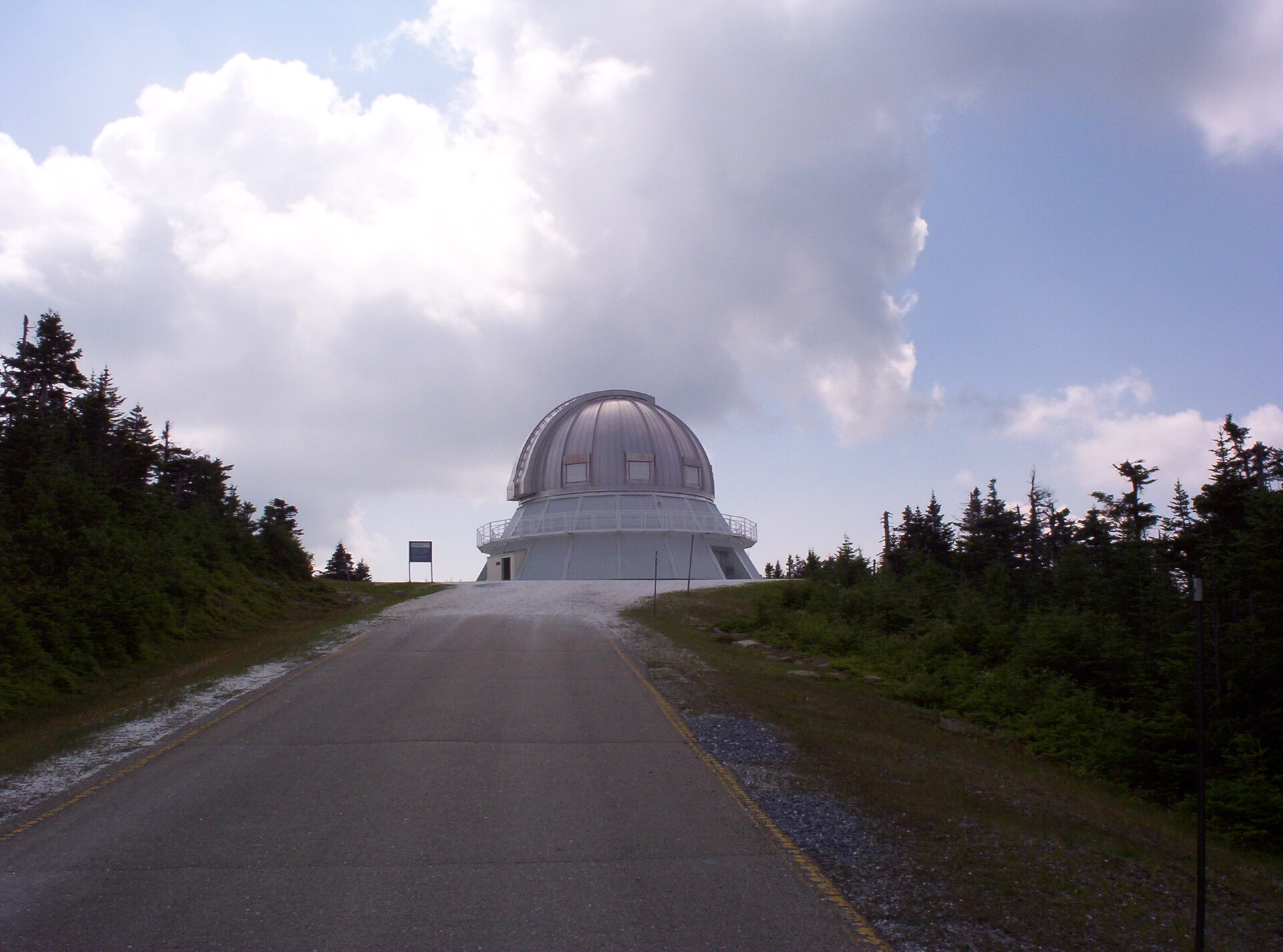 Mont-Megantic Dark-Sky Lodges under the night sky