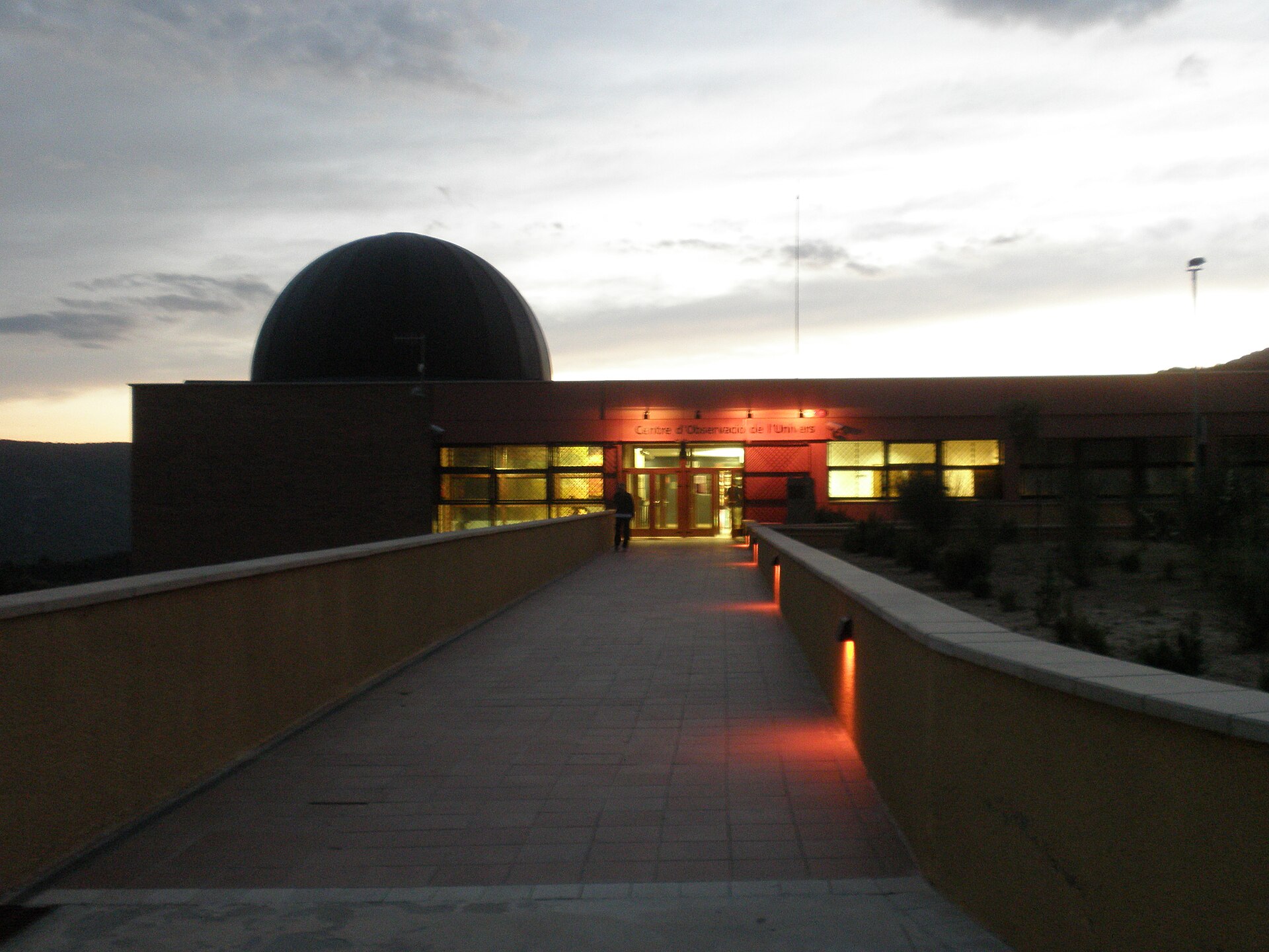 Parc Astronòmic del Montsec / lodging cluster under the night sky