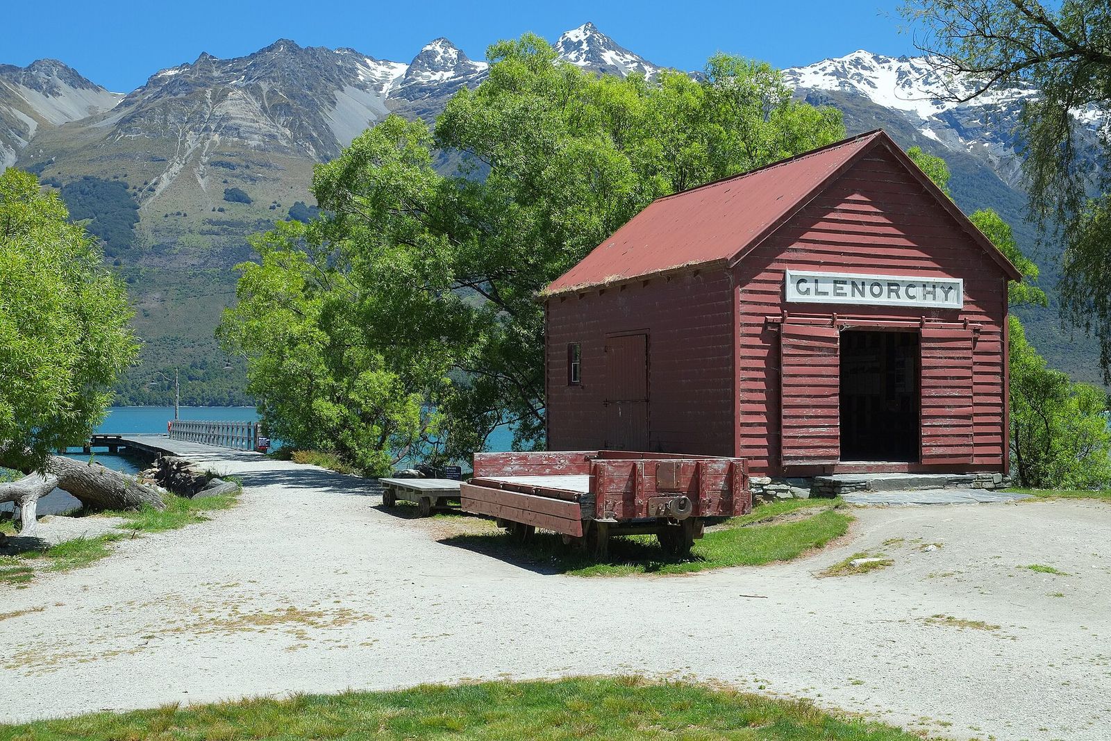 Tāhuna Glenorchy under the night sky