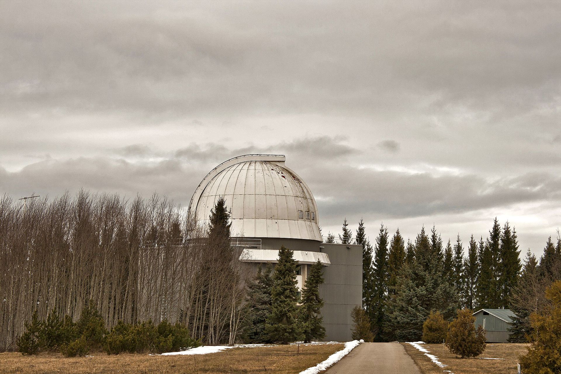 Tartu Observatory lodging cluster under the night sky